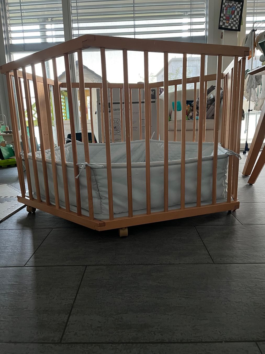 Parcs & barrières de sécurité: Parc bébé hexagonal en bois naturel – D'occasion à Estavayer-le-Lac par stelina13 2