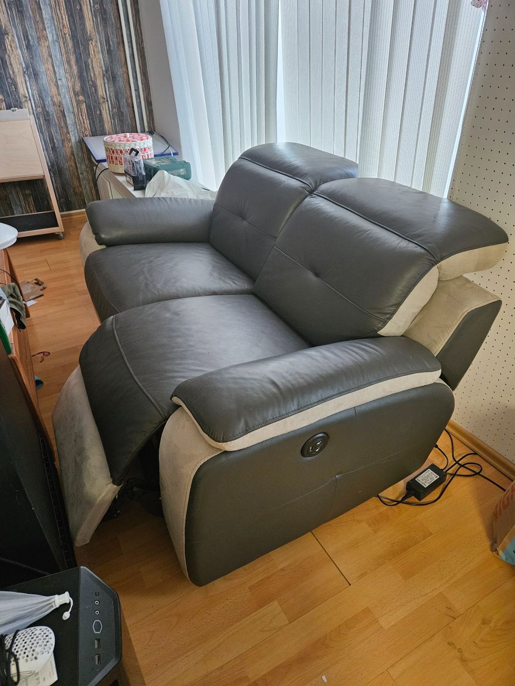Conforama Divani: Elektronisches Sofa 2-plätzig mit Relaxfunktion und USB – Usato da Wikon venduto da Mr.Saxer 1