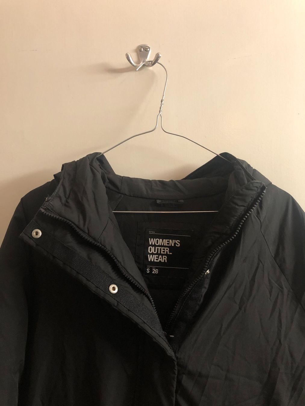 Giacche: Schwarze Daunenjacke mit Kapuze – Usato da Zürich venduto da aurelia_nater 4