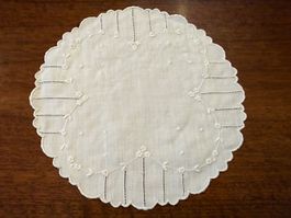 Rundes Deckchen weiss bestickt 22 cm Durchmesser gebraucht