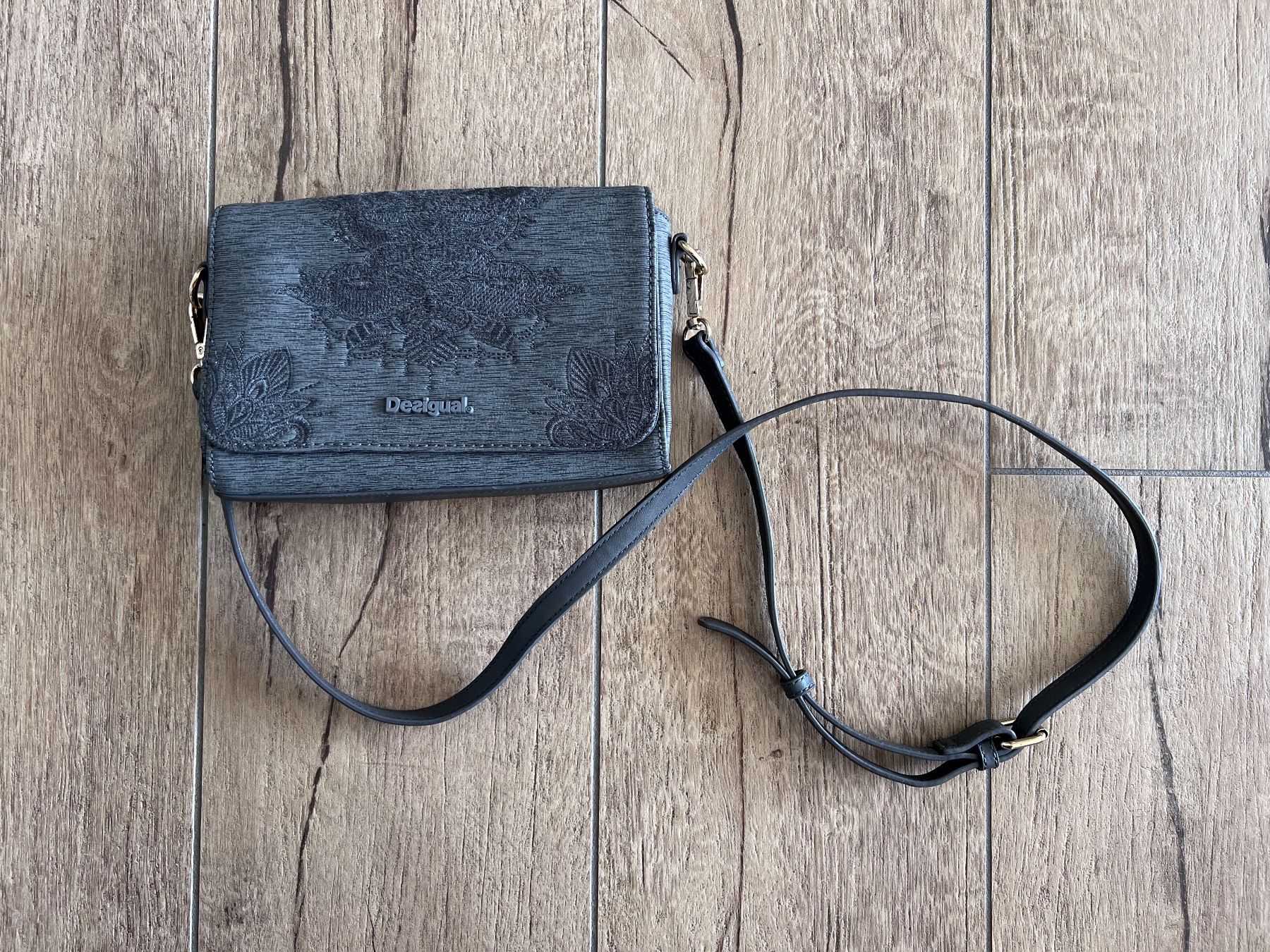 Desigual Taschen für Damen: Sac à bandoulière Desigual – Gebraucht aus La Neuveville von neitre