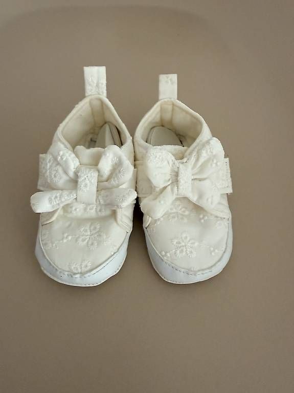 Chaussures garçon: Babyschuhe mit Schleifen  Grösse 20 – D'occasion à Bülach par SerenOcak