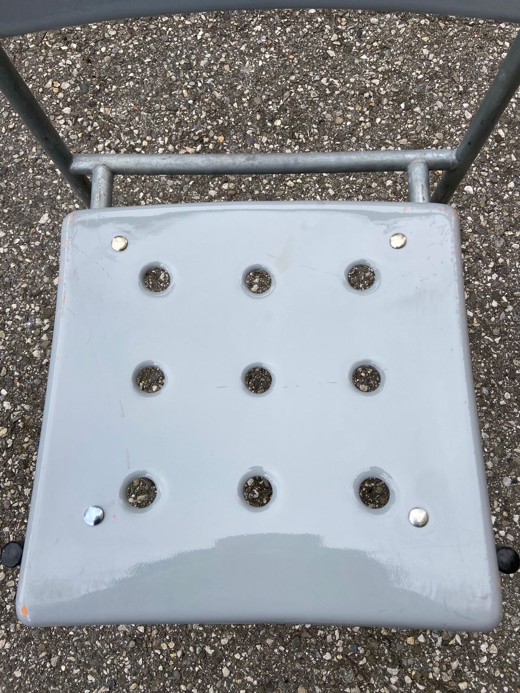 Stella Stühle: 5 chaises de jardin Stella grises – Gebraucht aus Lausanne von Plein-de-styles 3