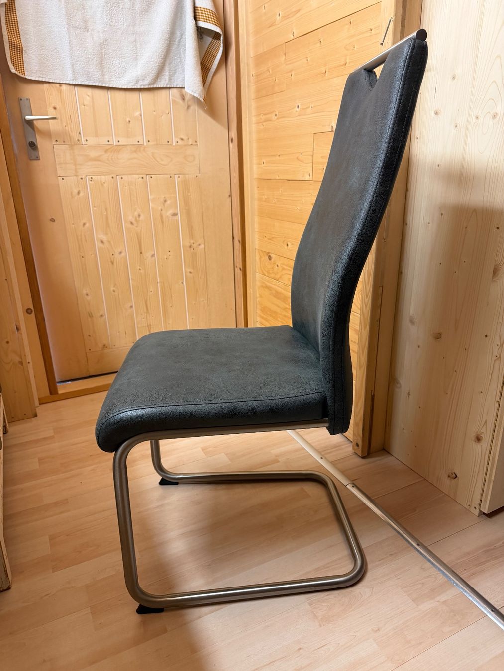 Sedie: 4 Freischwinger Stühle anthrazit – Usato da Frutigen venduto da Furbazza 2