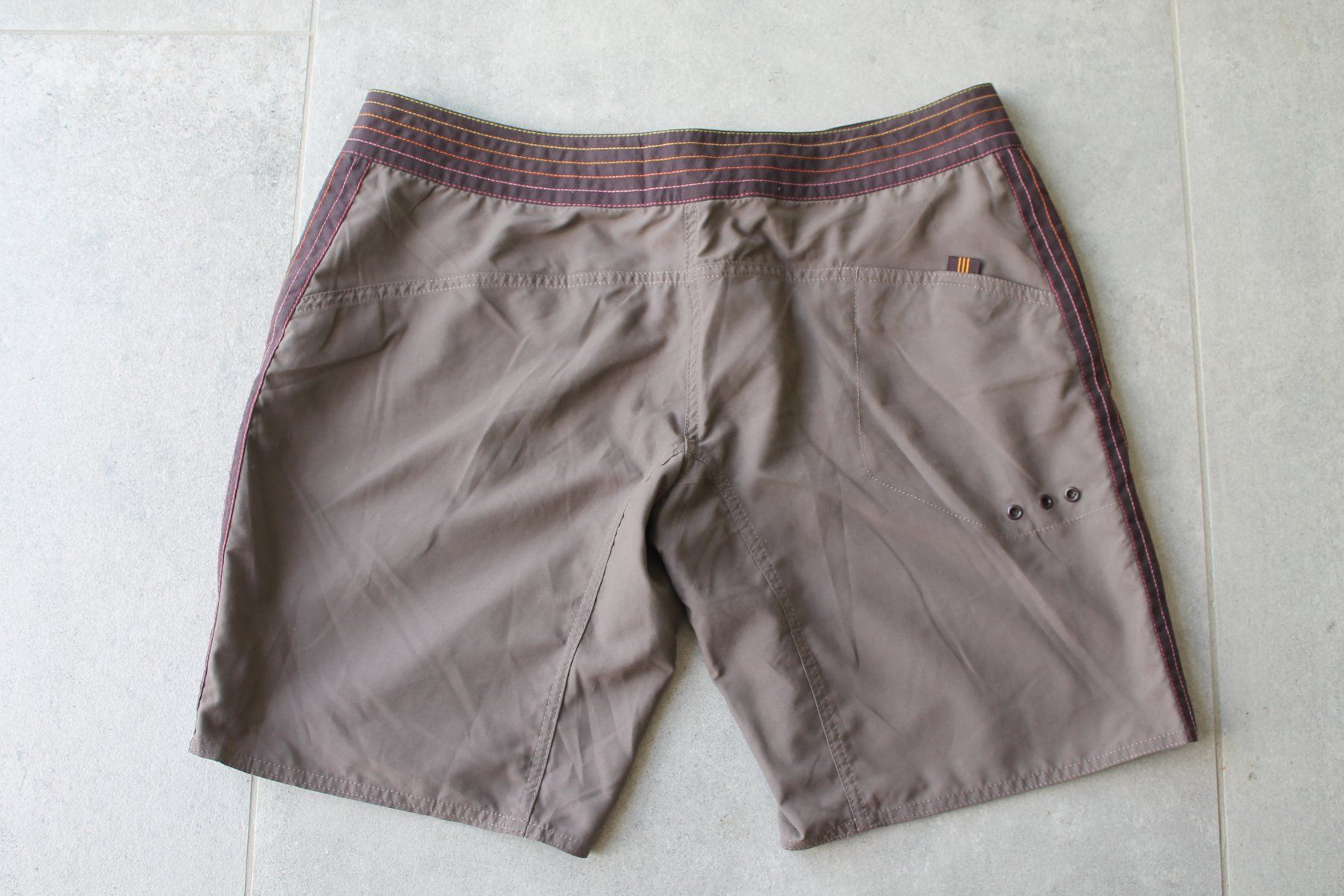 Adidas Pantaloni: Short ADIDAS taille 40 – Usato da Chez-le-Bart venduto da jasse 1