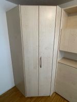 Hochwertiger Kleiderschrank in heller, furnierter Holzoptik