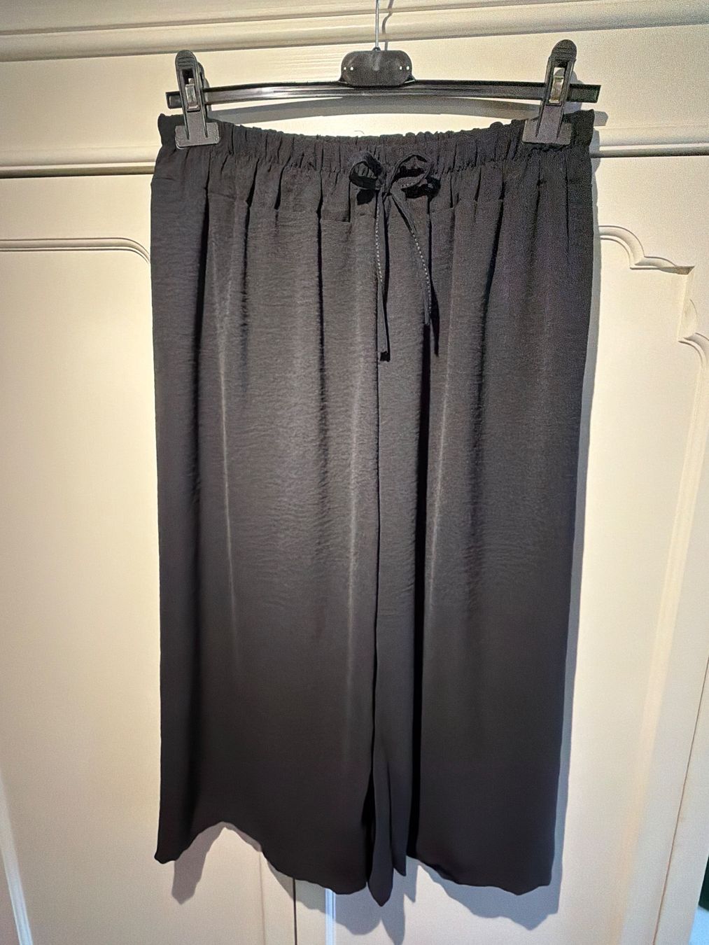 Pantaloni: SOMMER KURZE HOSE- DAMEN-SCHWARZ – Nuovo e nell'imballaggio originale da Meienried venduto da ManuelaBoutique