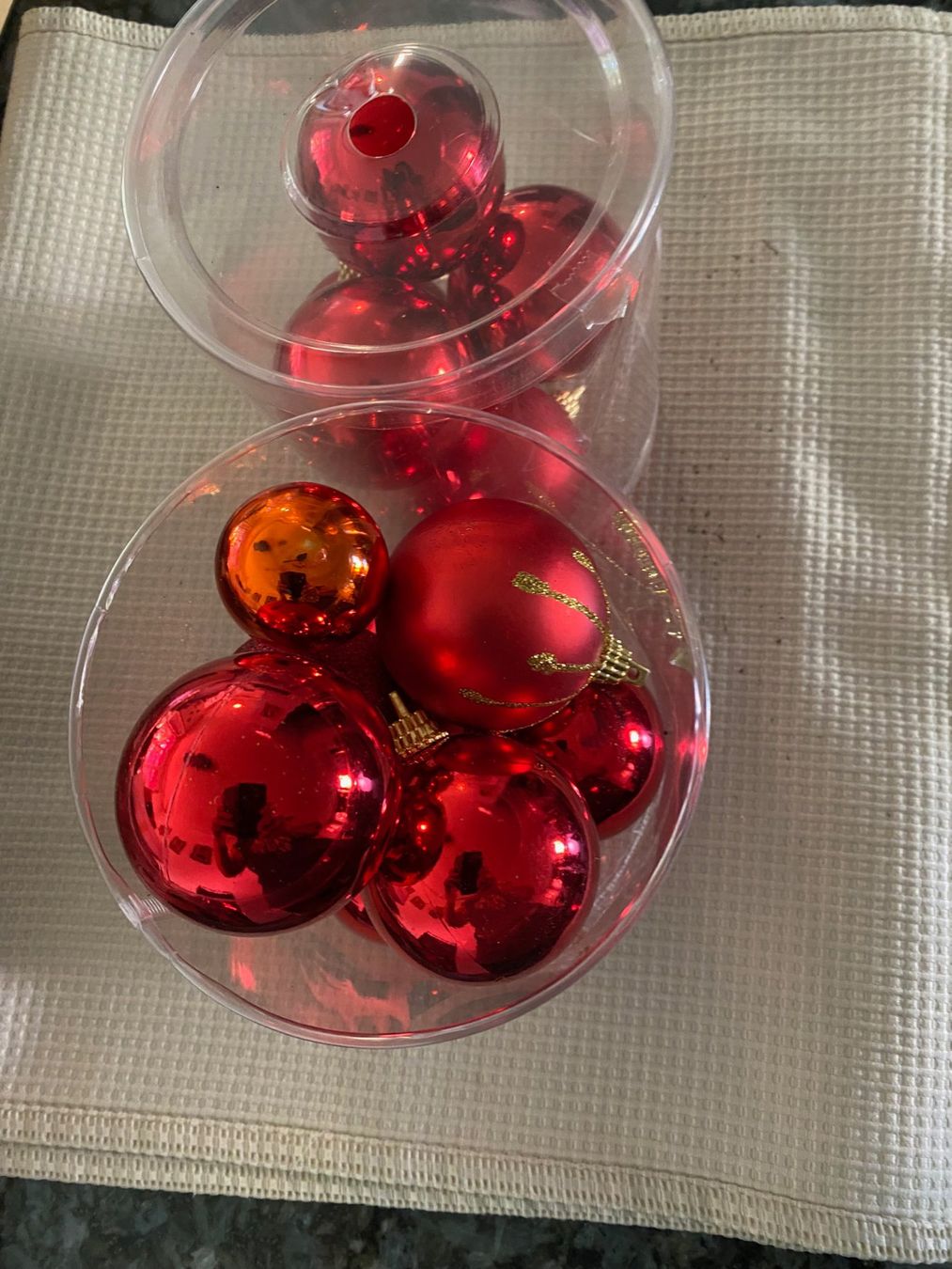 Toutes les décorations: Weihnachtskugeln rot-töne – D'occasion à Allenwinden par Obalu