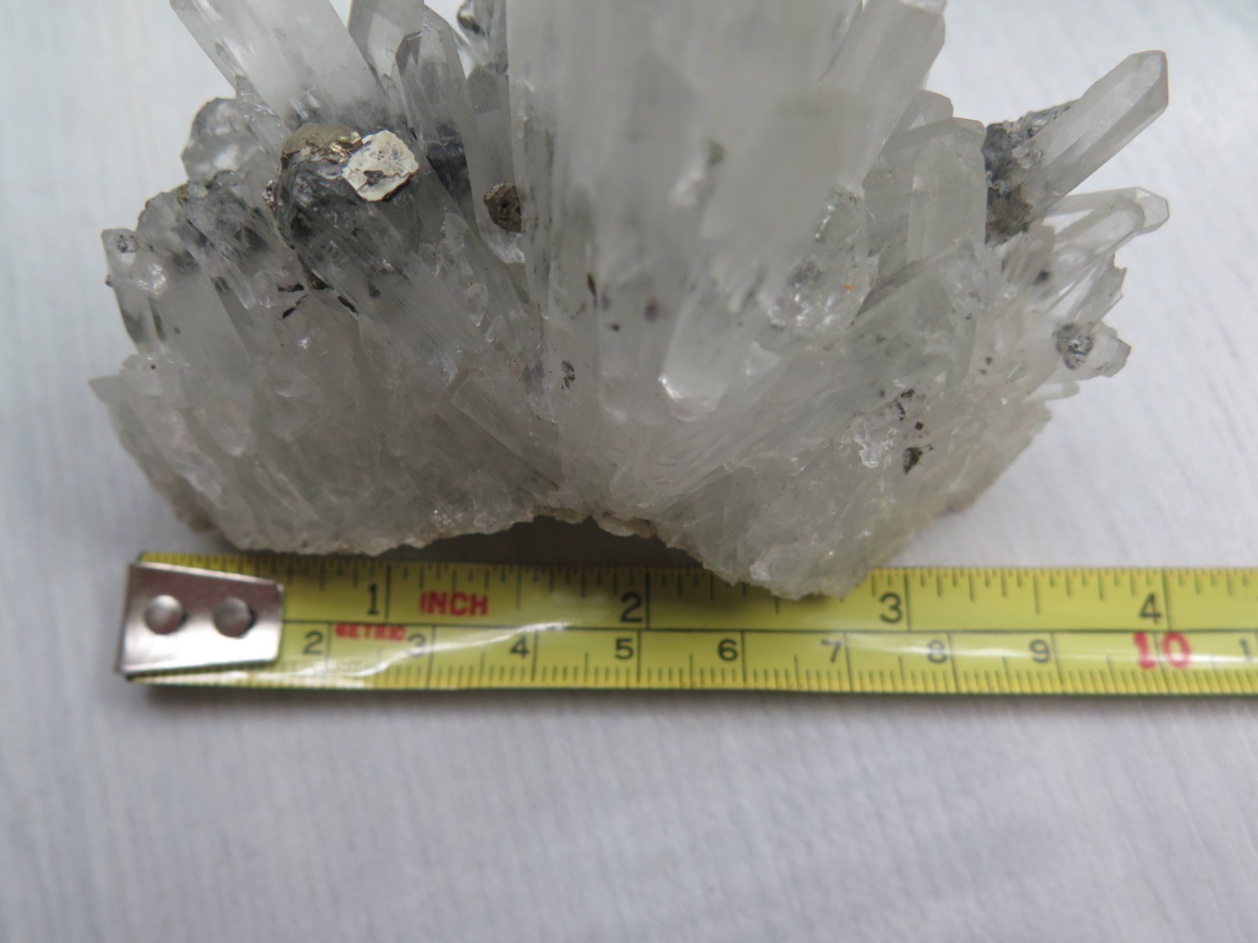 Minerali & Pietre curative: Bergkristall mit Sulfiden und Pyrit – Usato da Schaffhausen venduto da Yamakana51L8736OQ8 8
