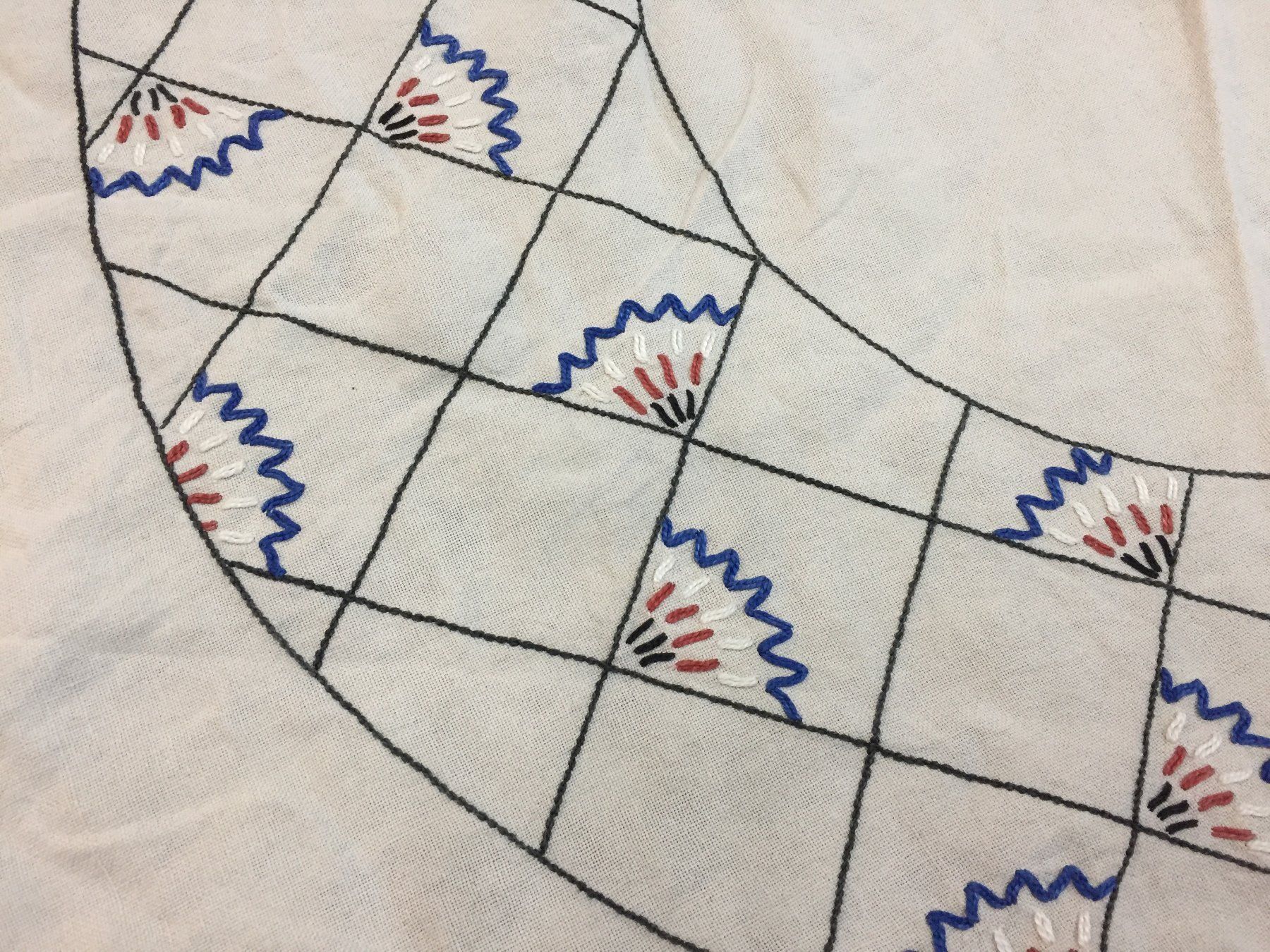Coperte: Vintage Tischdecke Decke Handarbeit – Usato da Schaffhausen venduto da vintageville 4