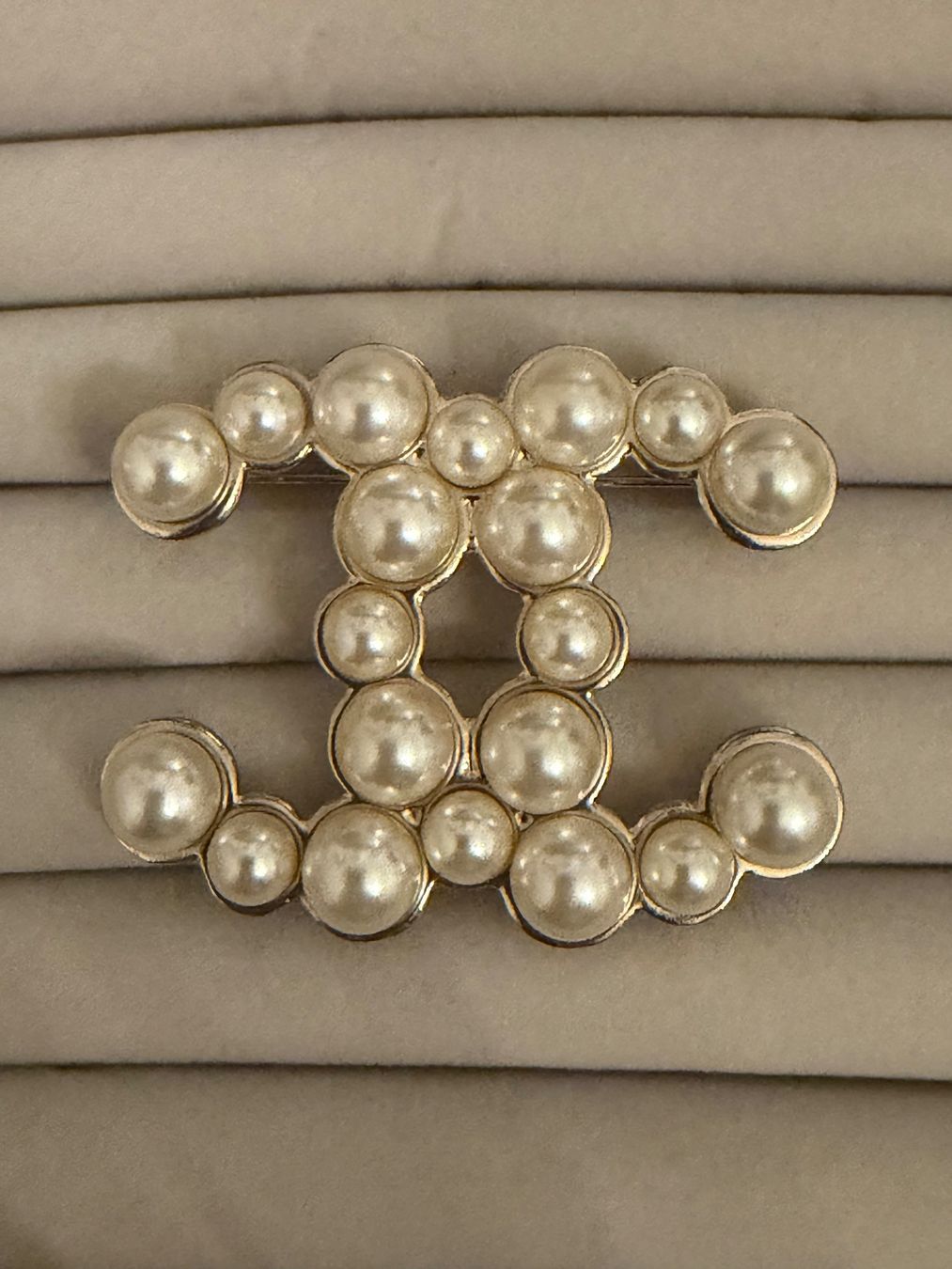 Chanel Spille & Fermagli: Chanel Brosche mit Perlen, Modeschmuck, Top Zustand! – Usato da Basel venduto da Blausara707