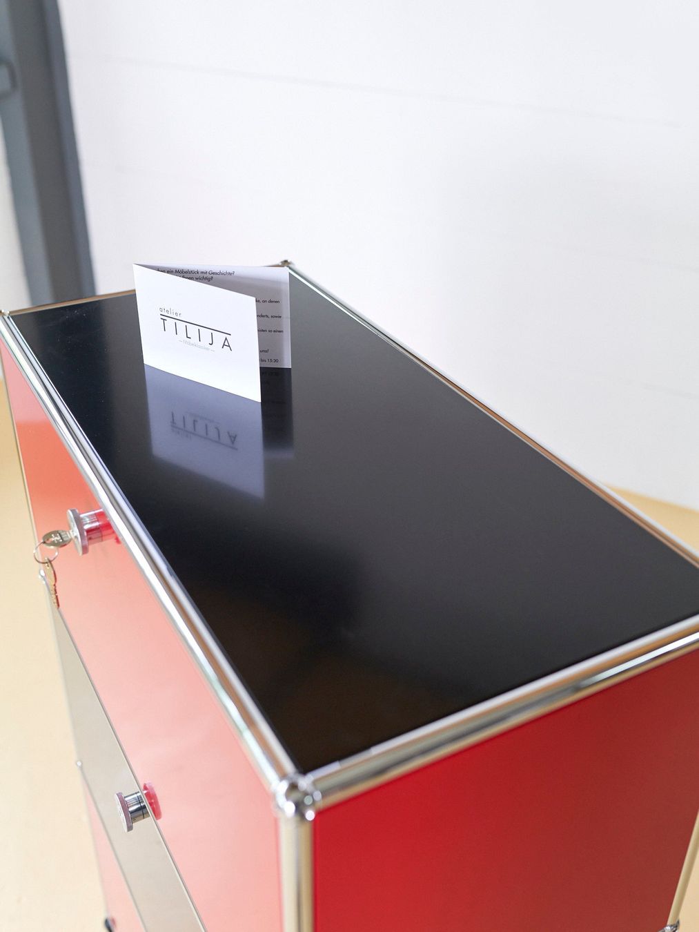 USM Cassettiere: USM Haller Sideboard 2x2 | Schwarz & Rot | Secondhand – Usato da Meinisberg venduto da atelier_TILIJA 3