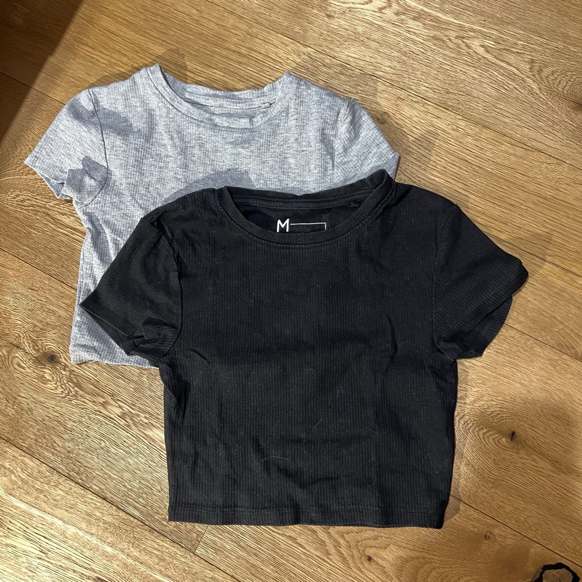 T-shirt: Crop Top T-Shirts Grau/Schwarz – Nuovo (secondo la descrizione) da Chur venduto da noe_mh8b