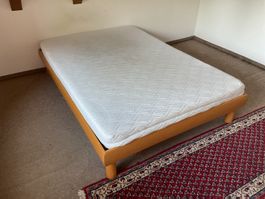 Bett 140 x 200, moderner Bettrahmen und Top-Lattenrost