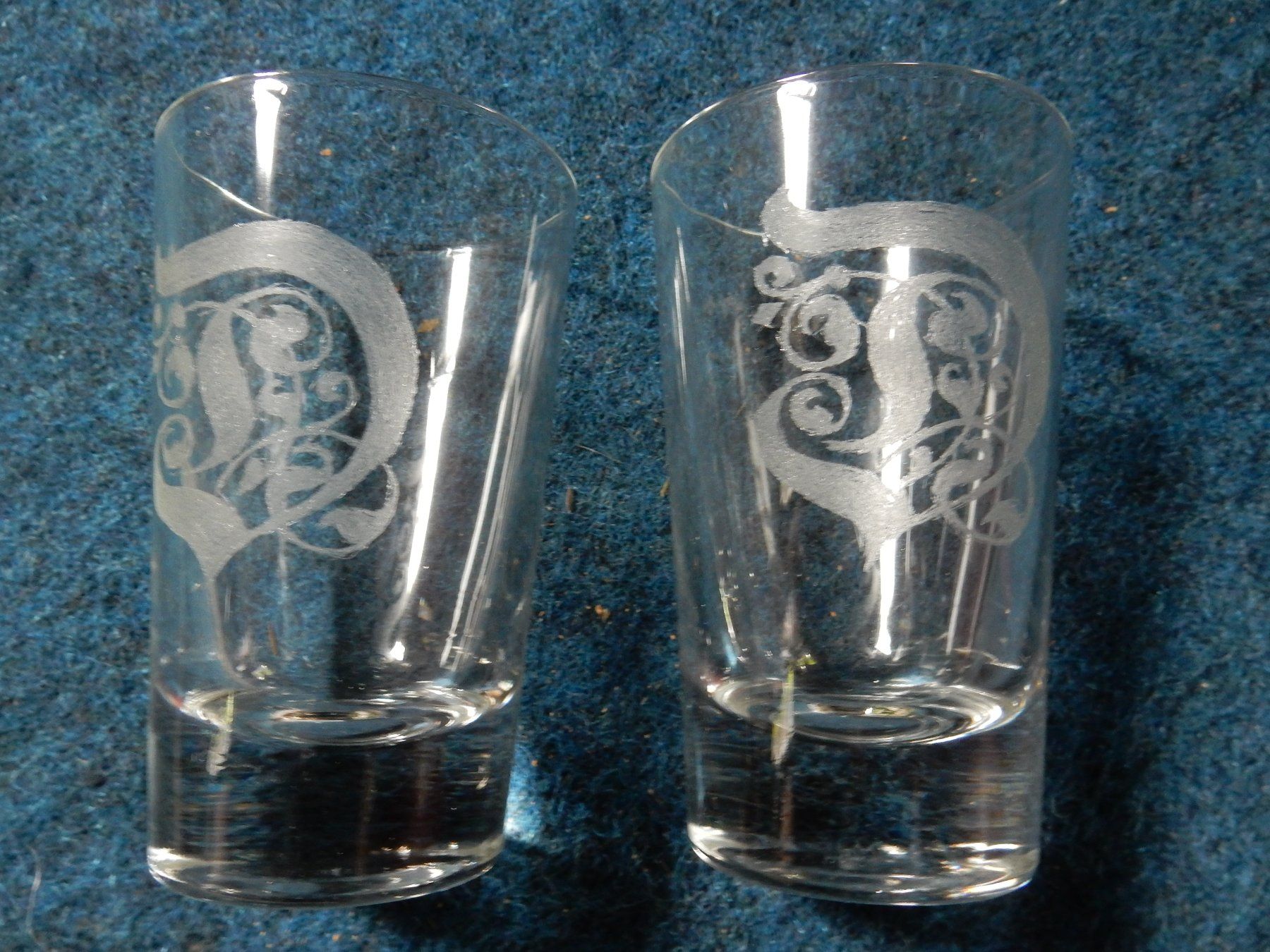 Bicchieri: 2 Gläser mit graviertem Monogramm 'D' Unikat Handarbeit Glas – Usato da Jona venduto da simongarden 7