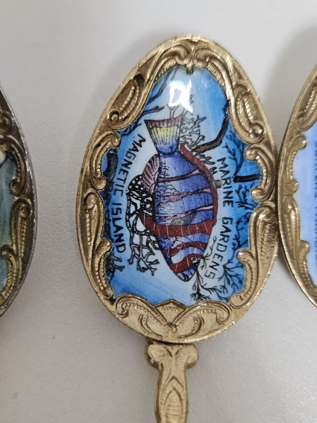 Cucchiai: 4er Set Löffel mit Schweizer Motiven, Souvenir-Löffel – Usato da Schlieren venduto da Bestleo 4