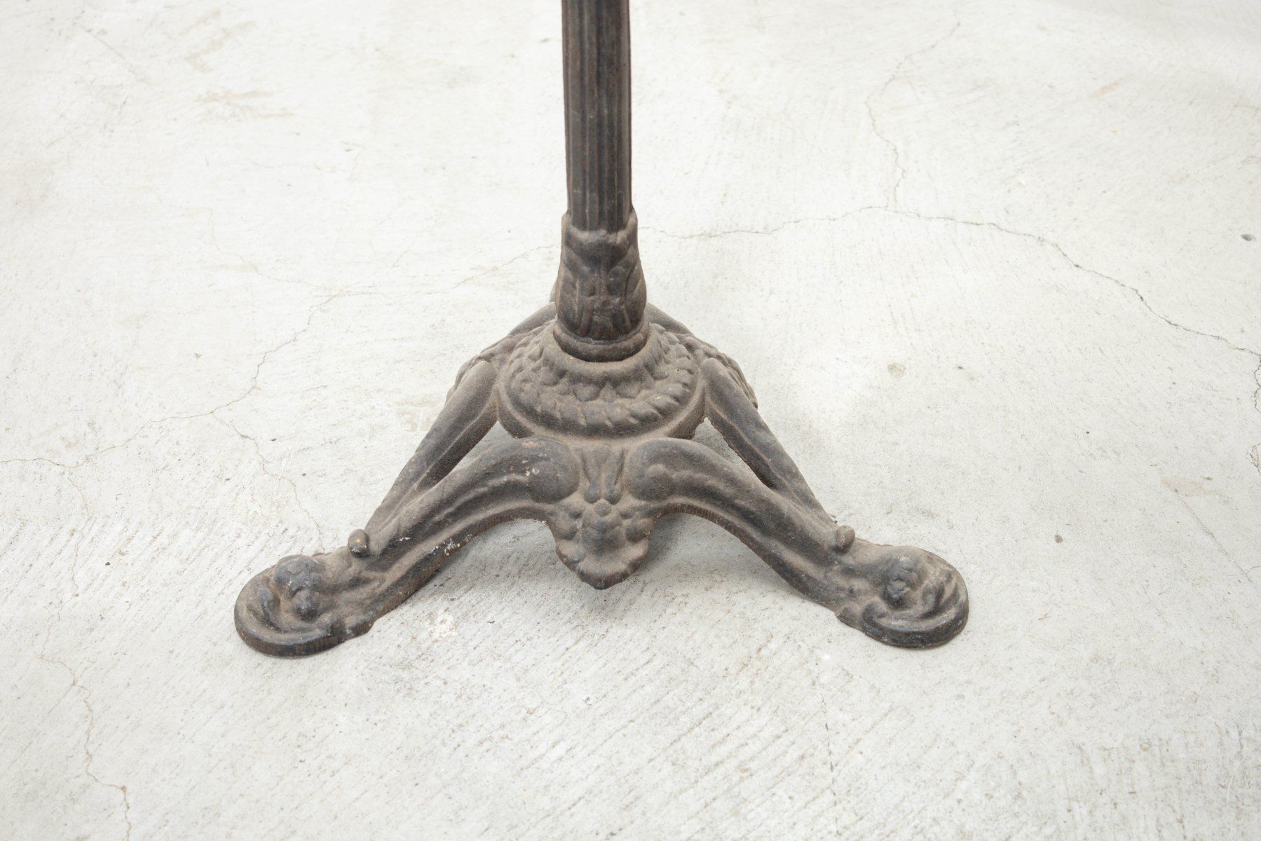 Altri mobili: Gusseisenfuss / Tischfuss A / Höhe ca. 66 cm – Usato da Zürich venduto da ZuercherBrockenhaus 1