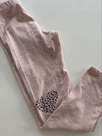 H&M Mädchen Leggings, Gr. 140, Rosa mit Herzapplikation.