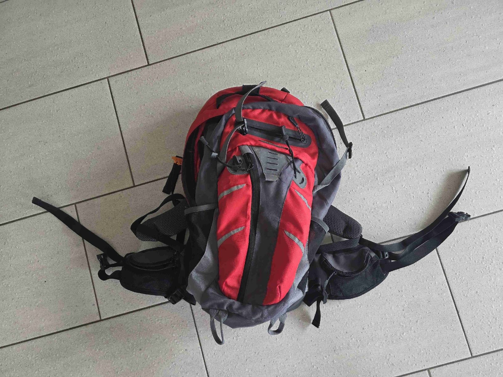 Rucksäcke: Rucksack rot-grau mit Hüftgurt – Gebraucht aus Diegten von Eube 3