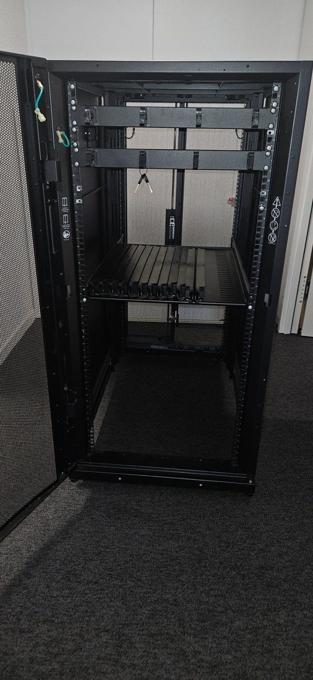Apc Racks & Cavalletti: APC Rack 19" 24 HE – Usato da Mühlau venduto da hb9fgd 1