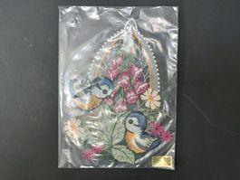 PLAUENER Stickerei Fensterbild Blaumeisen