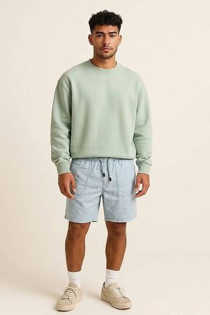 Hellblaue Shorts