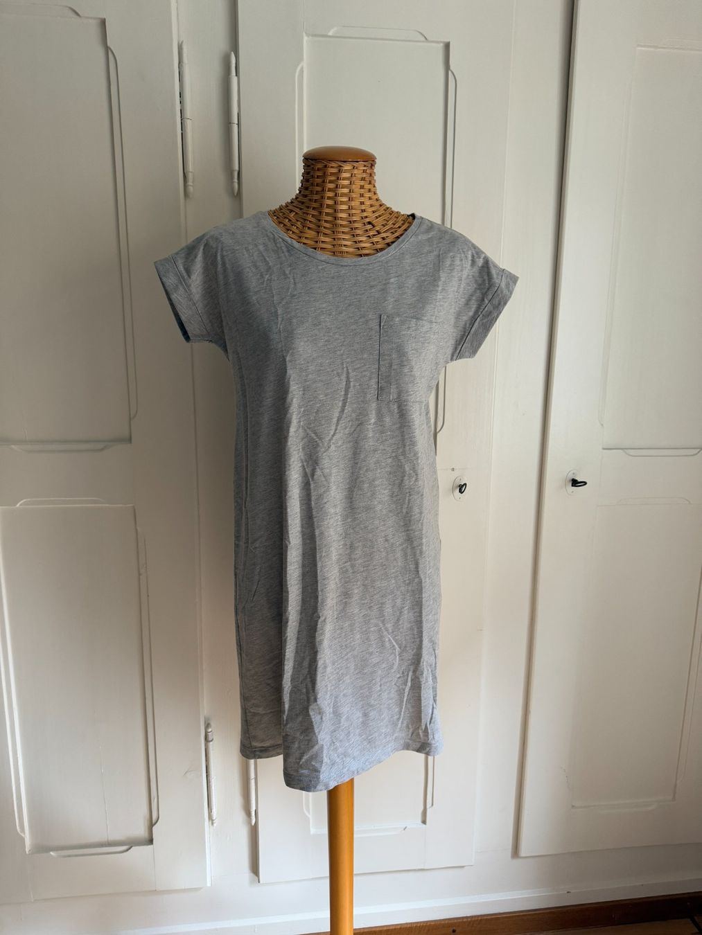 Vila Robes: VILA - T-Shirt Kleidchen hellgrau XS – D'occasion à Zürich par Diazaio
