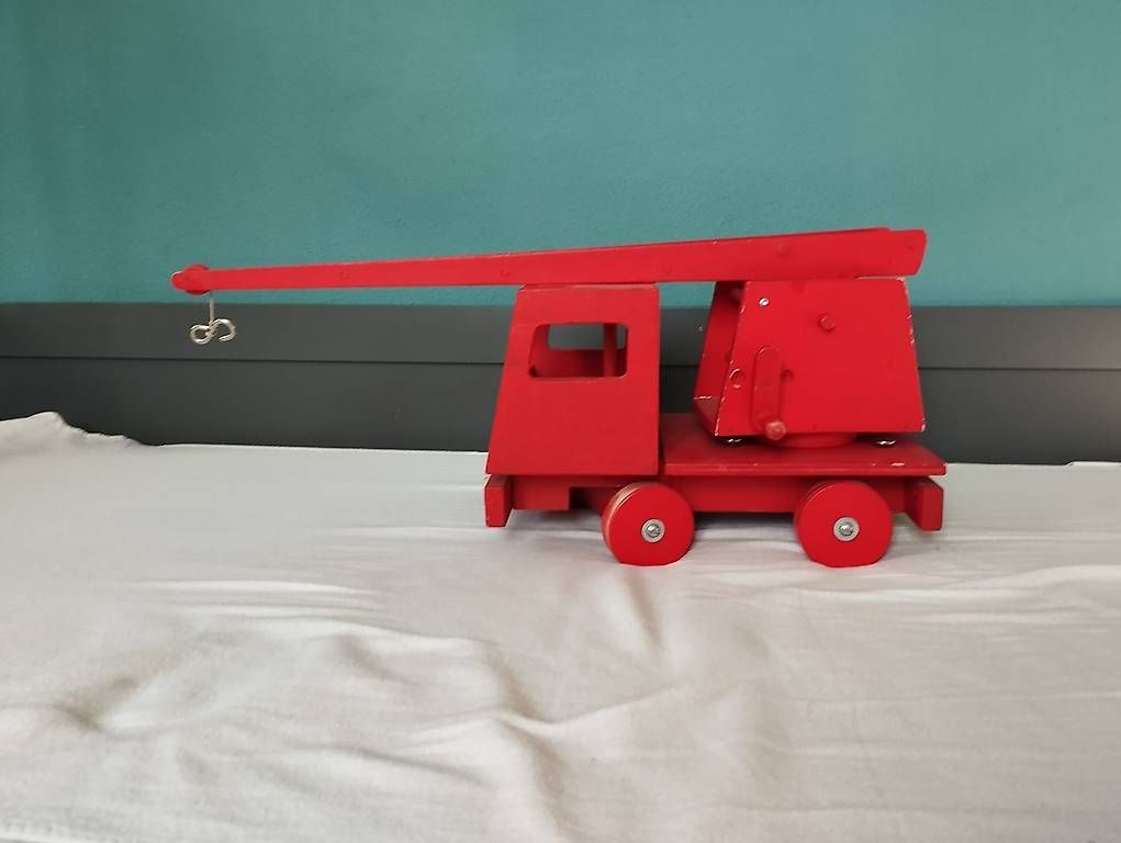 Kit di modellismo & Modellini statici: Petit camion rouge en bois – Usato da La Chaux-de-Fonds venduto da Nivi 1