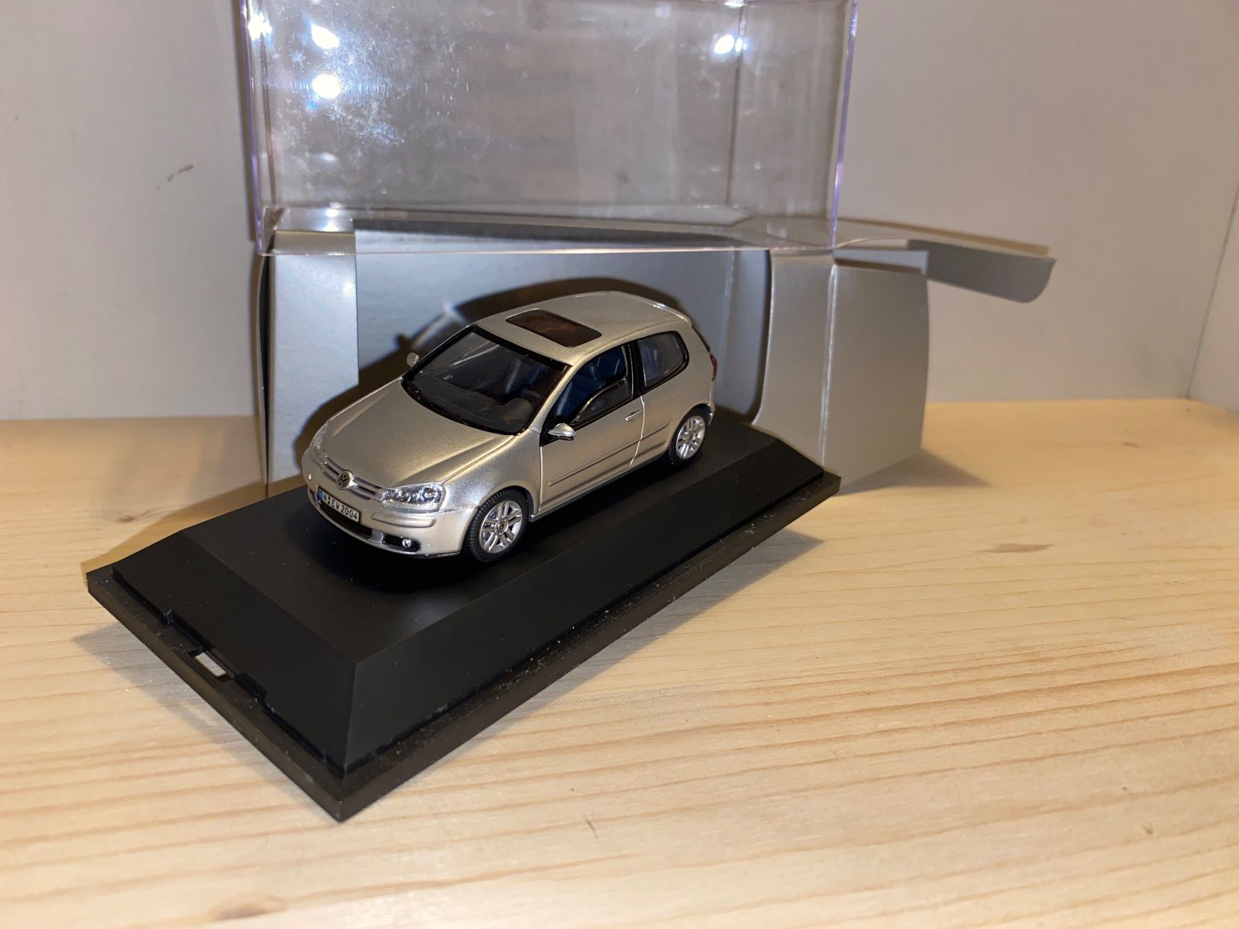 Volkswagen Modellini d'auto: VW Golf V 1/43 no Minichamps - VW Box – Nuovo (secondo la descrizione) da Wohlen AG venduto da PrivatSammlung