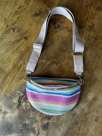 Sac banane multicolore en crochet bon état