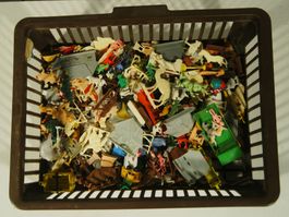 Kiste voller Spielfiguren, Tiere, Häuser - Konvolut