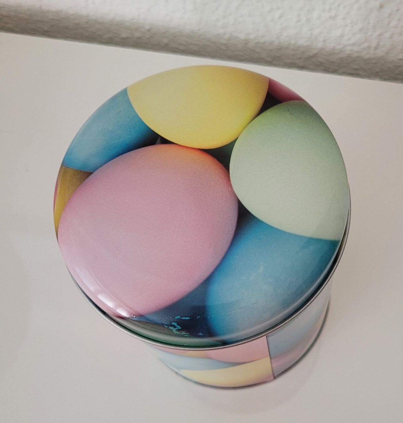 Sonstige Dekorationen & Accessoires: Metall/Blech Dose Rund mit buntem Eiermotiv – Gebraucht aus Zürich von fourpaws 1