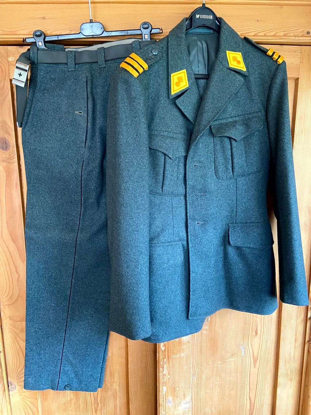 Schweizer Armee Uniformi: Alte Schweizer Militär-Uniform 1969 – Usato da Reinach AG venduto da e5734h