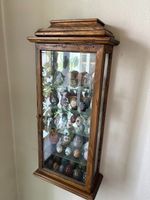 Antike Wandvitrine aus Holz mit Glaseinlegeböden