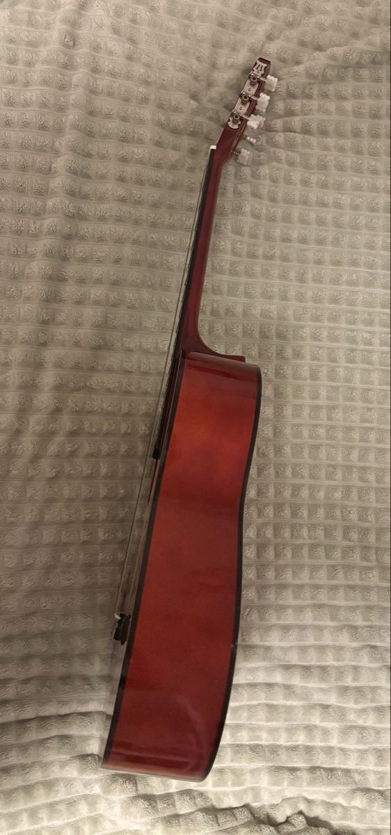 C.Giant Instruments de musique: Konzertgitarre rot gebraucht Grösse 4/4 – D'occasion à Hasle LU par Olena_olena 1