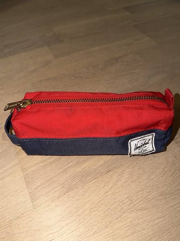 Astucci : Herschel Etui  Navy Blau & Rot – Usato da Hinwil venduto da zu_zuli