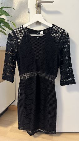 Schwarzes Kleid aus Spitze und Netz, Größe 34