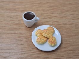 Puppenhaus Madeleines mit Kaffeetasse, Keramik