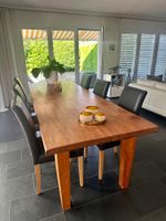 Massiver langer Tisch aus Teakholz