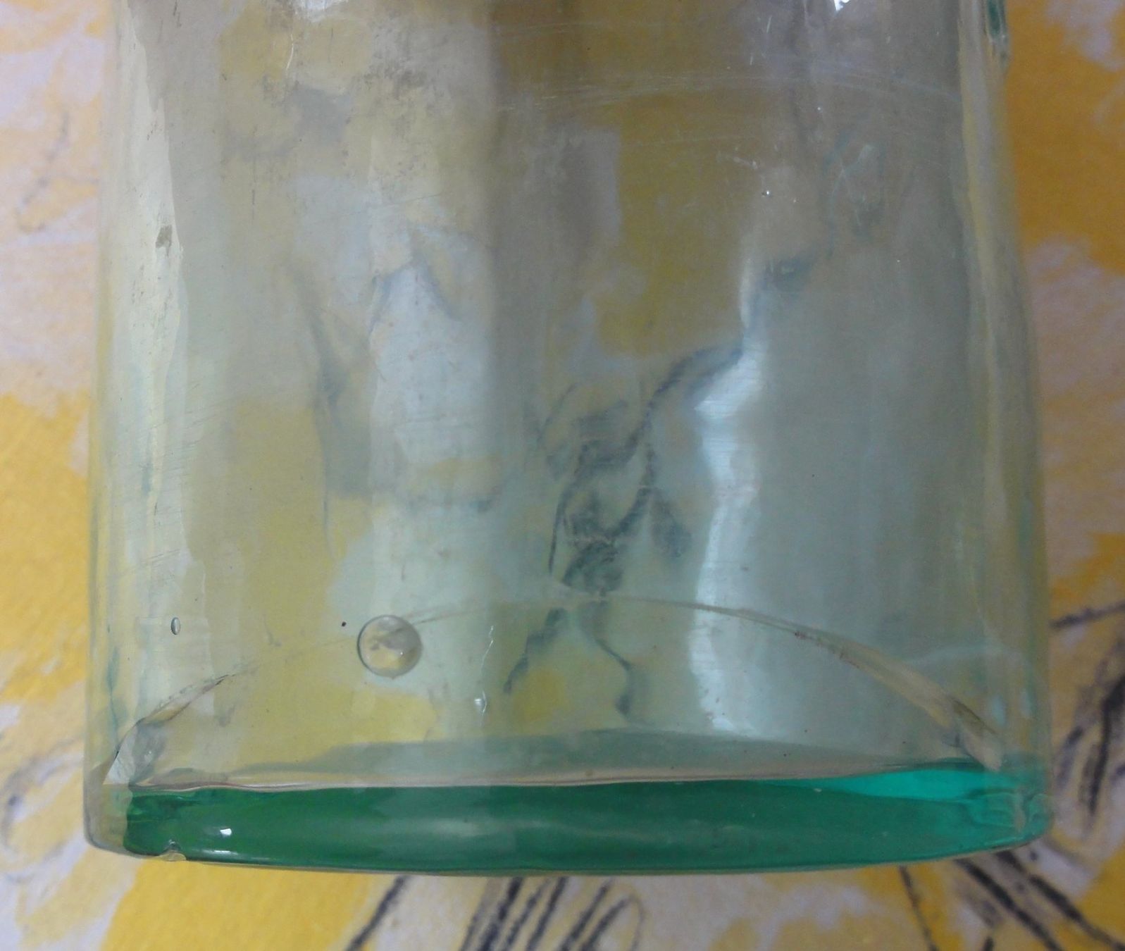 Bouteilles: Antike Glasflasche mit Reliefprägung – Défectueux à Wohlen AG par Flusslauf 7