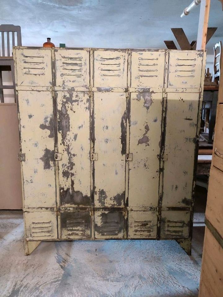 Schränke: SCH305 Antike Metalspind Blechschrank Locker Cabbin – Gebraucht aus kraiburg am inn von Vintage-Living