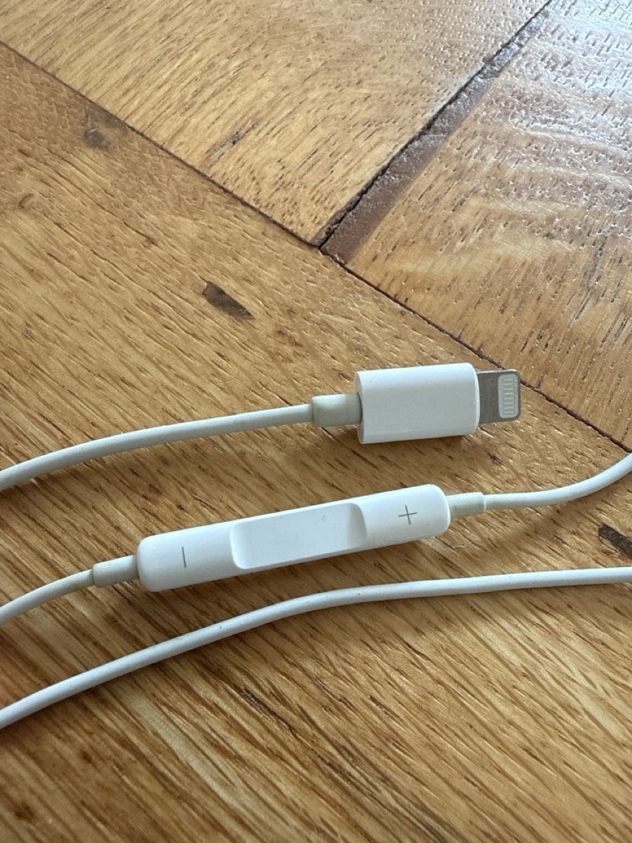 Apple Casques audio: Apple In-Ear Kopfhörer mit Lightning Anschluss weiss – D'occasion à Basel par jetzt-wird-gemistet 1