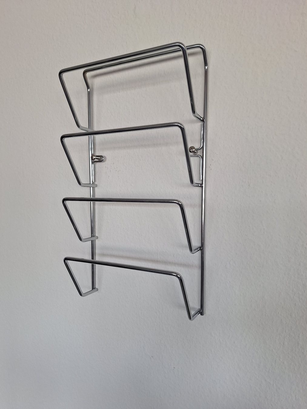 Scaffali: Wand-Zeitungshalter verchromt, 4 Fächer – Nuovo (secondo la descrizione) da Spreitenbach venduto da ric_hyq6 2
