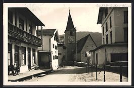 Wiesen, Strassenpartie mit Restaurant un