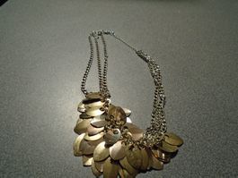 Kette silberfarbig, 3 Stränge, viele Anhänger eierform/goldf