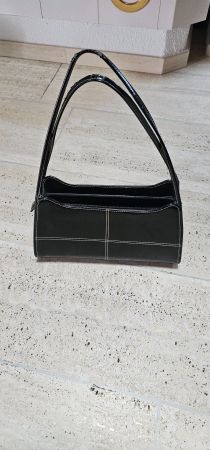 Schwarze Damentasche Lackleder-Imitat mit weissen Nähten
