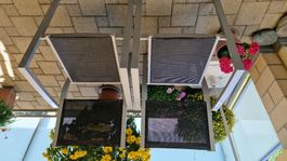 Zwei schöne, solide, stappelbare Gartenstühle