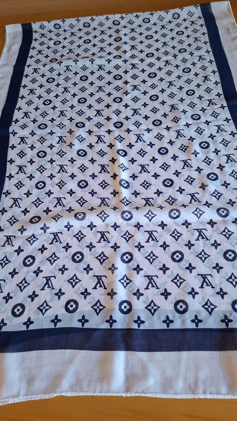 Louis Vuitton Foulard & Sciarpe: Schal Louis Vuitton – Usato da Wünnewil venduto da 04Blume