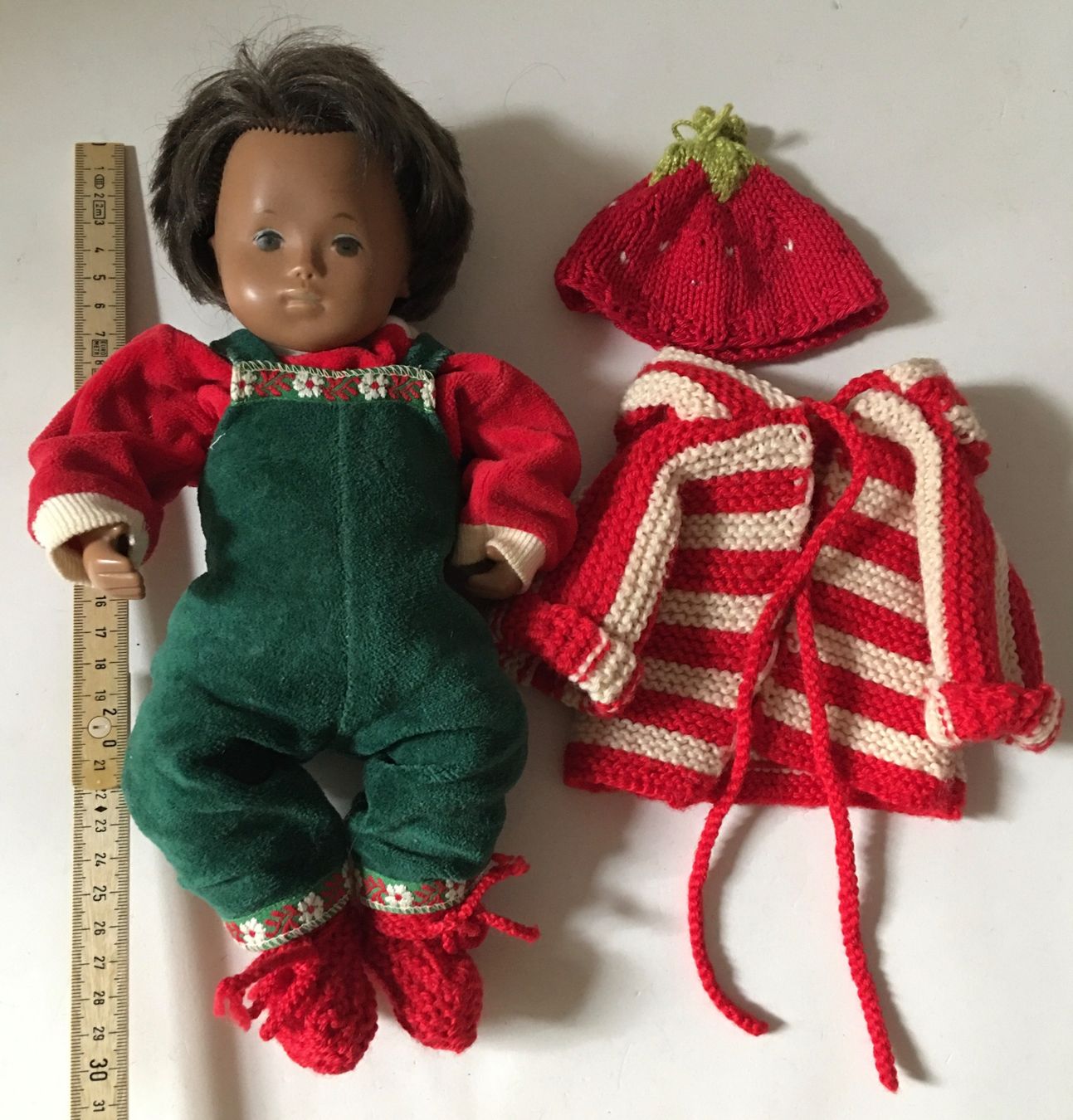 Sasha Morgenthaler Puppen: Puppe Sascha mit Kleidung Erdbeer-Muster – Gebraucht aus Olten von ELHANDEL 2