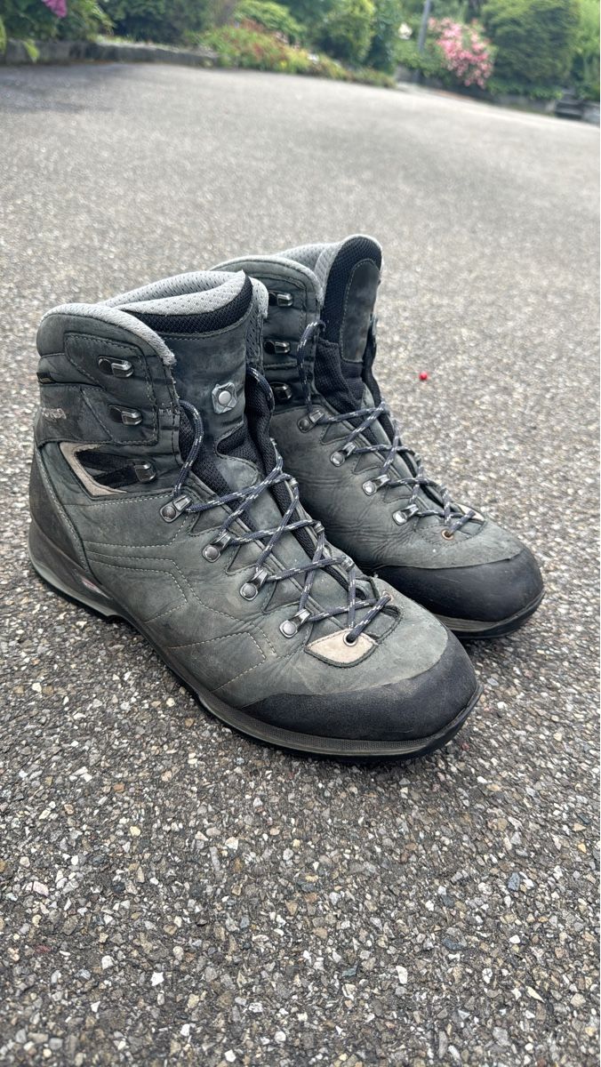 Lowa Scarpe da uomo: LOWA Trekkingschuhe Dunkelblau – Usato da Niederuzwil venduto da trust1963